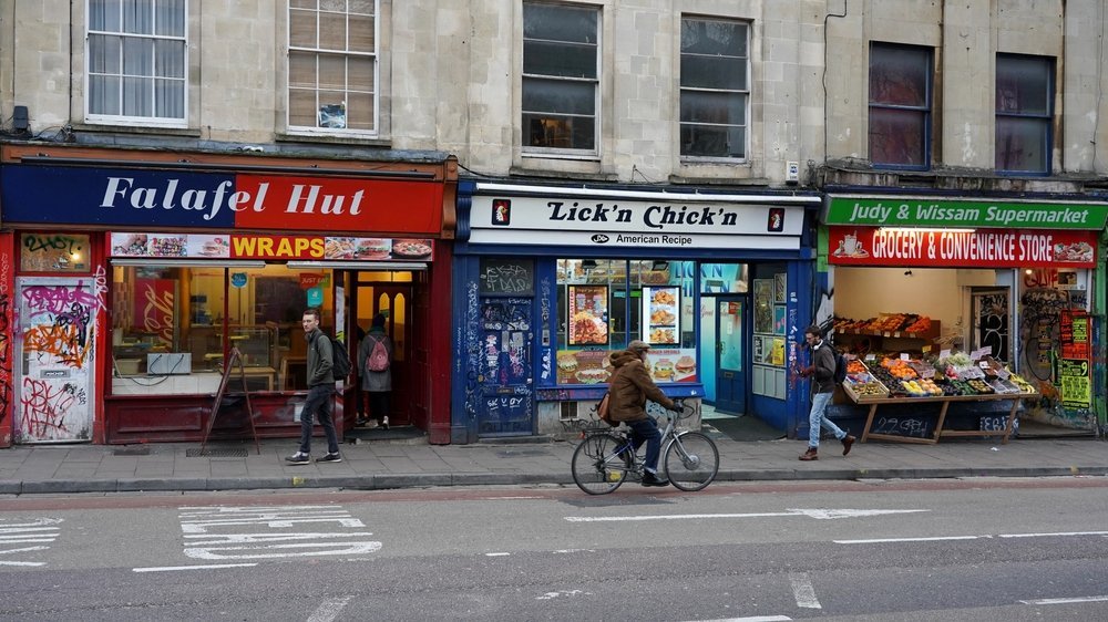 Läden und Wandbilder an der Stokes Croft in Bristol