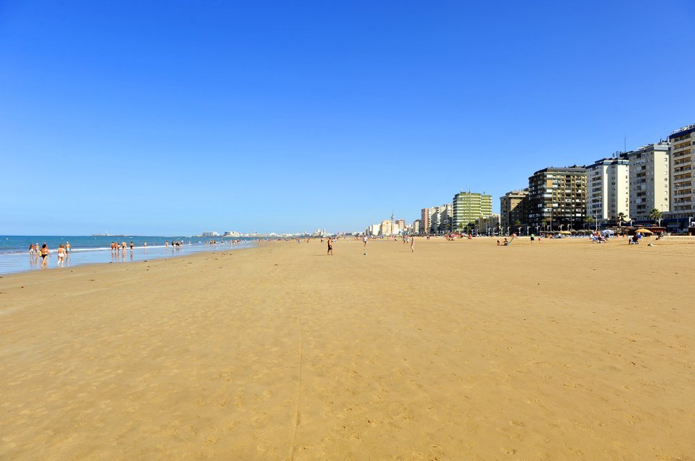 Der lange Sandstrand Playa de la Victoria in Cádiz mit der Strandpromenade
