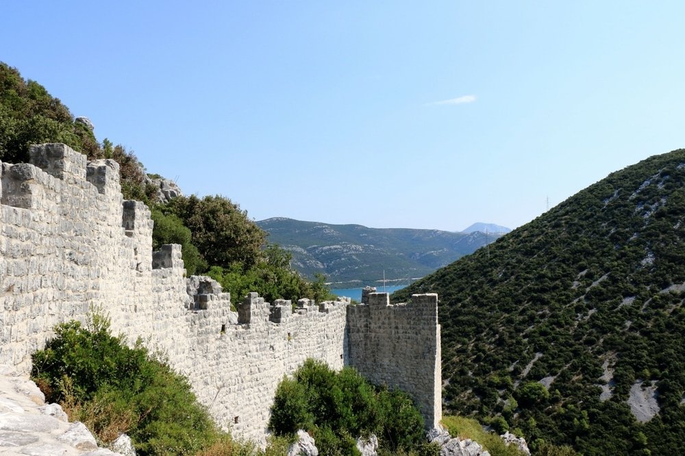 Die lange Stadtmauer von Ston nördlich von Dubrovnik