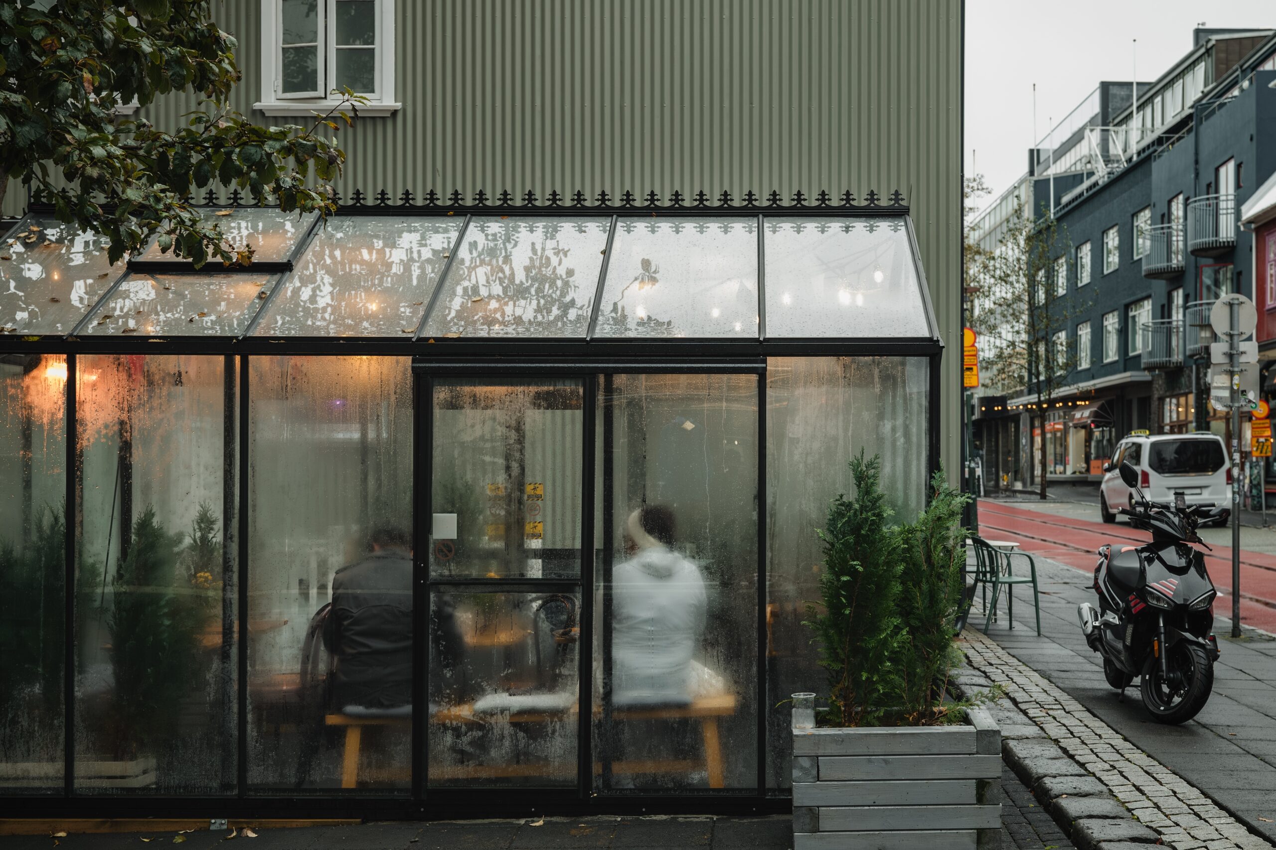 Café an der Laugavegur in Reykjavík im Winter