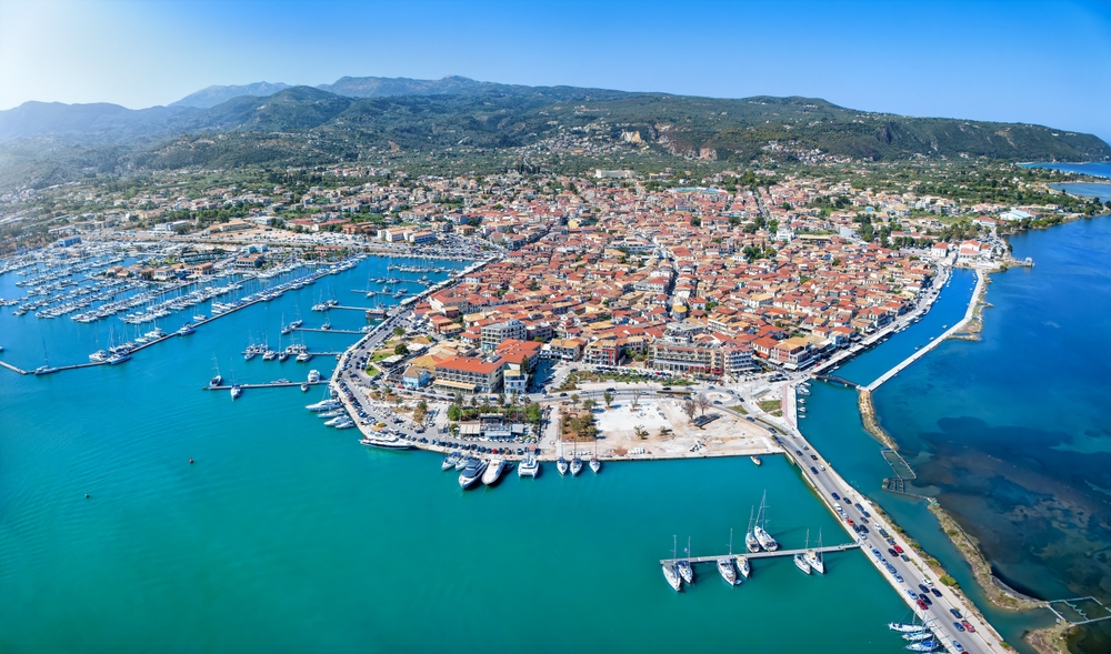 Luftaufnahme von Lefkada-Stadt mit der Marina und dem Hafen