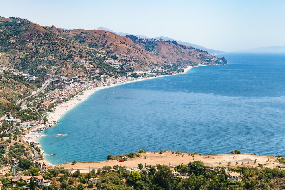 Letojanni und der Strand von Taormina aus gesehen