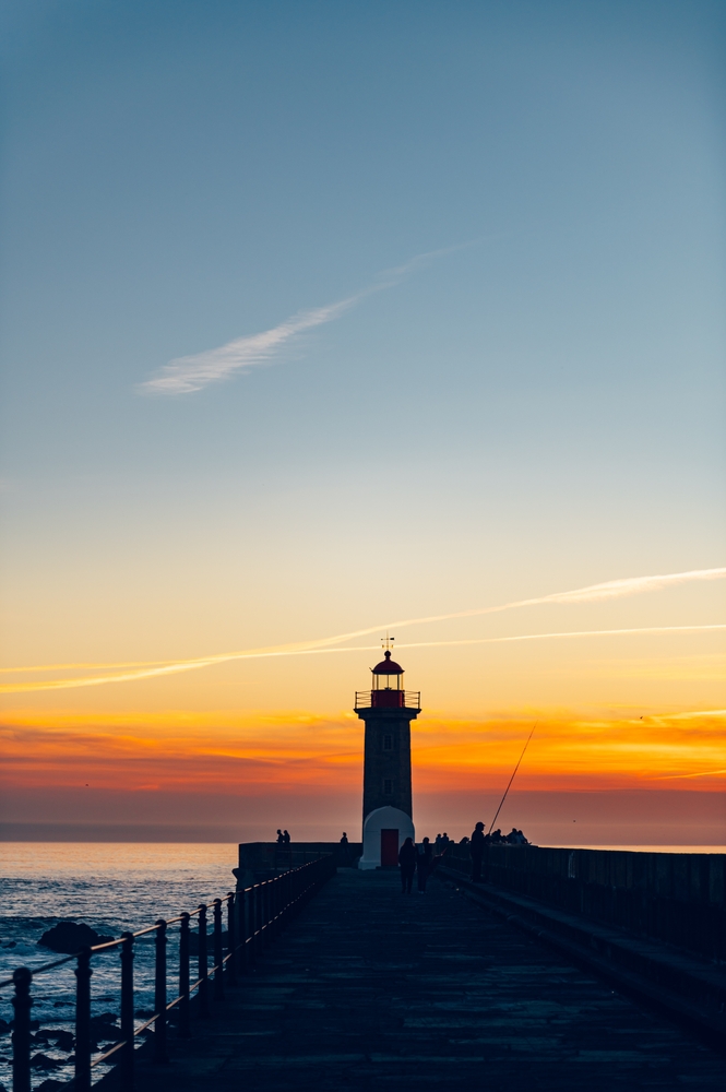 Der Leuchtturm Farolim de Felgueiras in Foz do Douro in Porto bei Sonnenuntergang