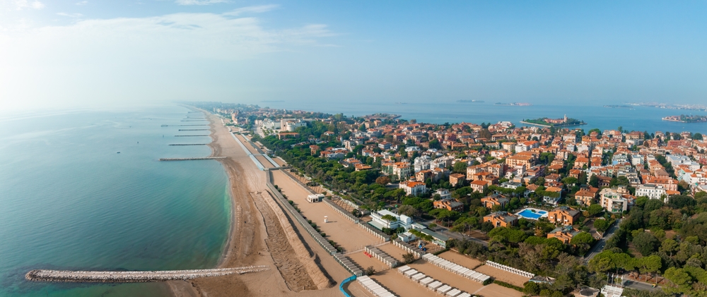 Der Lido di Venezia aus der Luft mit dem langen Sandstrand an der Adria