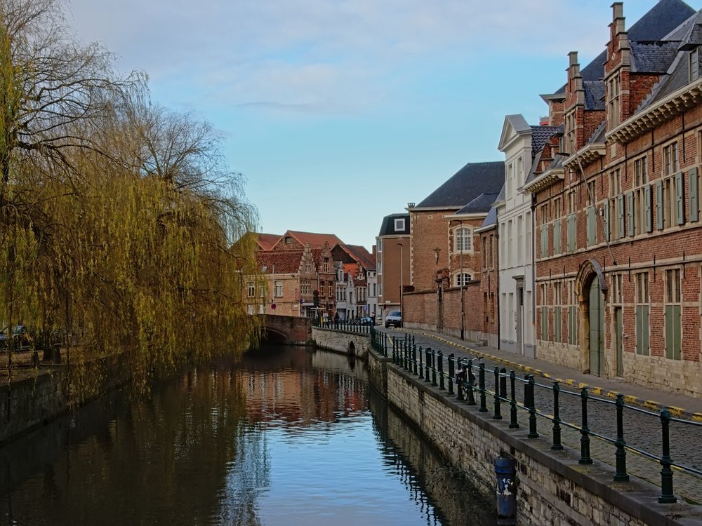 Der Lieve-Kanal mit historischen Häusern am Prinsenhof