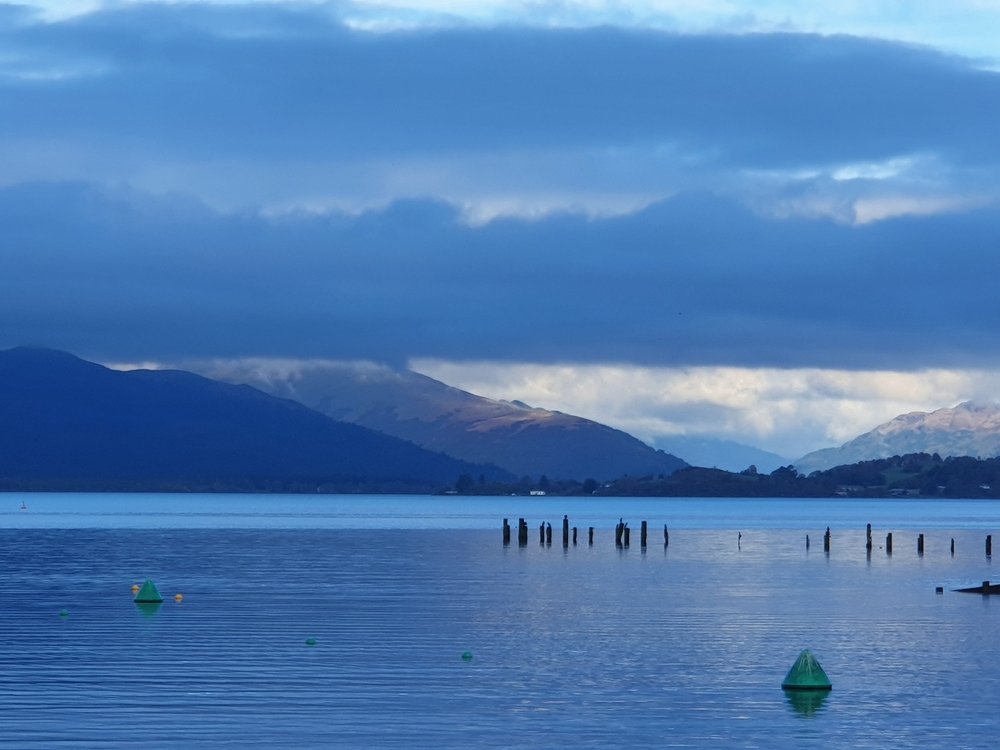 Loch Lomond von Balloch aus gesehen mit den Bergen im Hintergrund