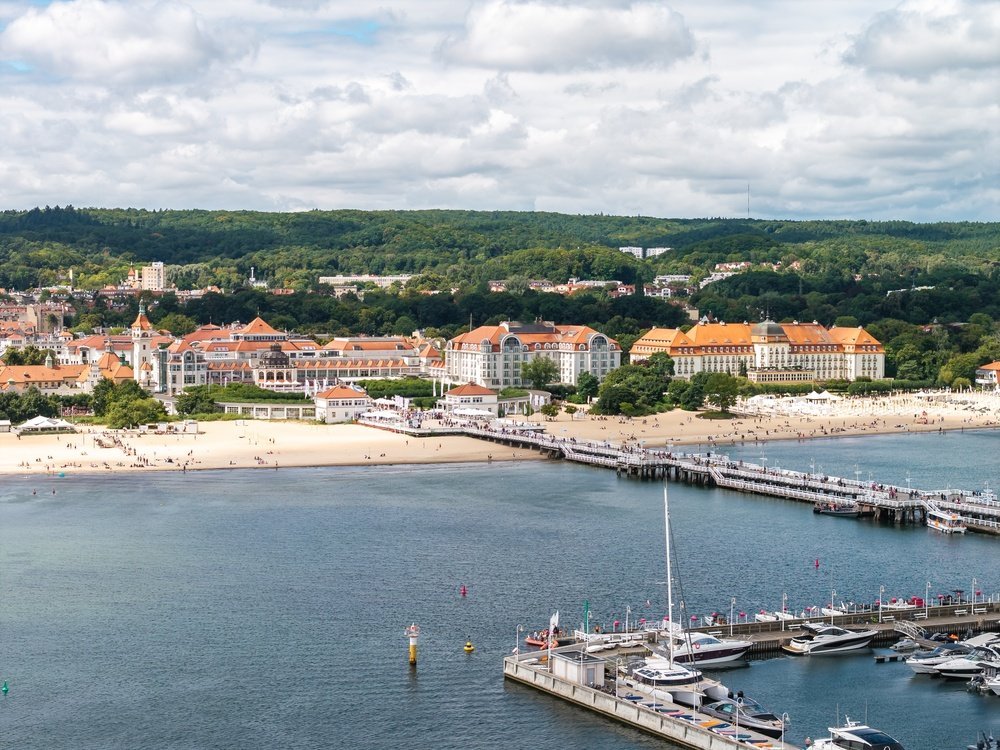Luftaufnahme der hölzernen Seebrücke in Sopot