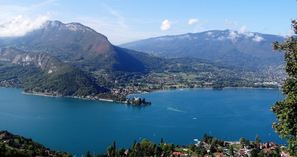 Luftaufnahme des Lac d'Annecy bei Talloires am Ostufer des Sees