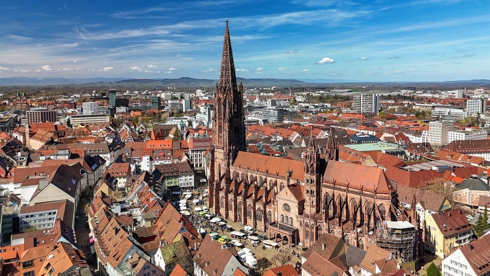 Luftaufnahme der Old Town von Freiburg mit dem Freiburger Münster