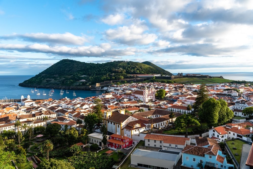 Luftpanorama des historischen Zentrums mit Hafen und Festung