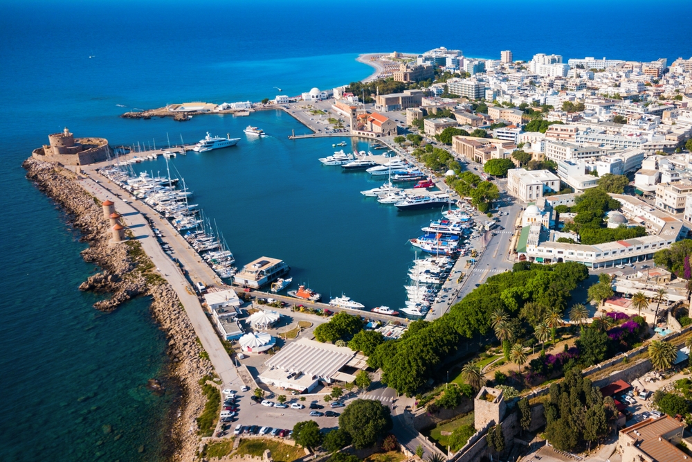 Der Mandraki-Hafen in Rhodos-Stadt aus der Luft