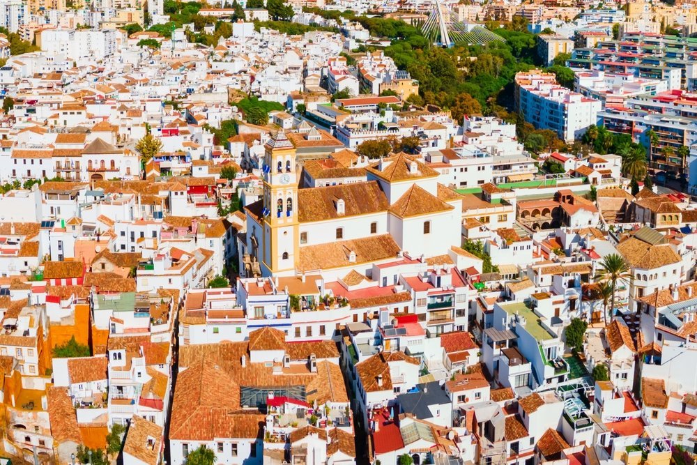 Marbellas Old Town mit weißen Häusern und der Kirche Iglesia de la Encarnación aus der Luft
