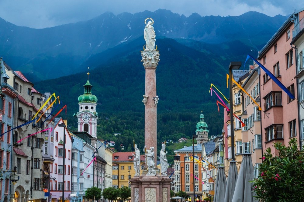 Maria-Theresien-Straße in der Innsbrucker Innenstadt mit der Nordkette im Hintergrund