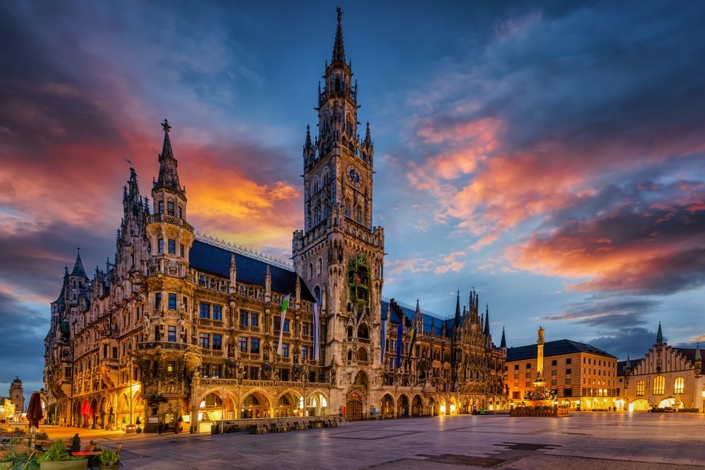 Marienplatz und Neues Rathaus in München bei Sonnenaufgang