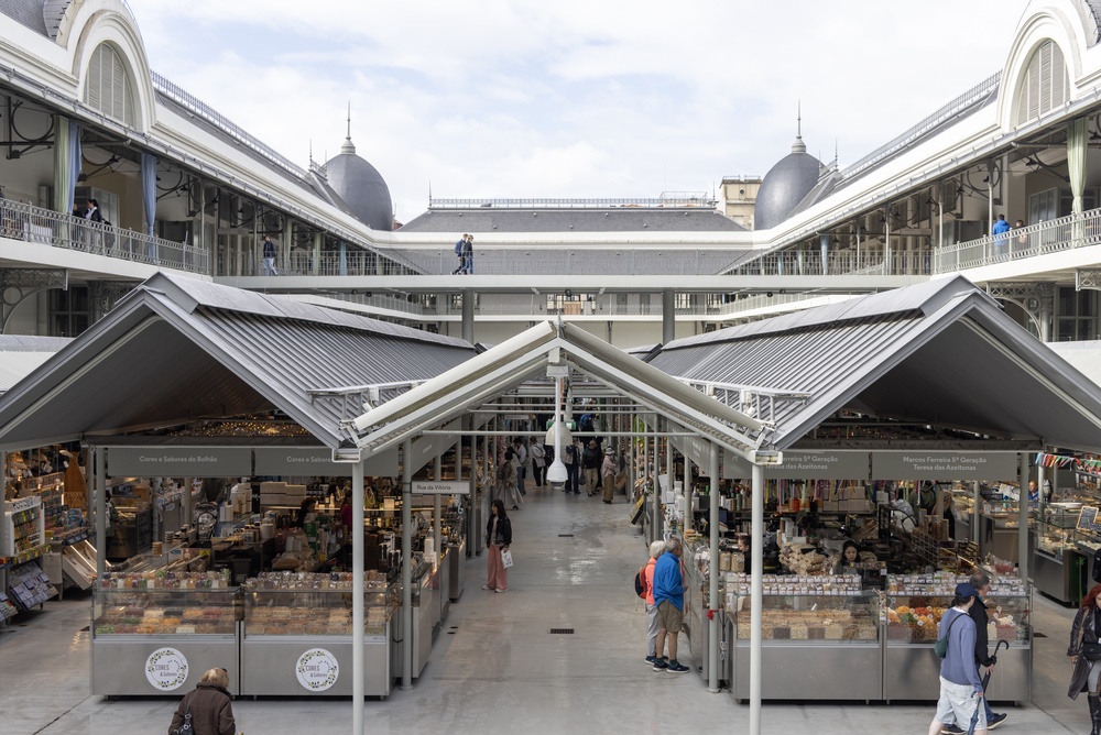 Das Innere der renovierten Markthalle Mercado do Bolhão in Porto
