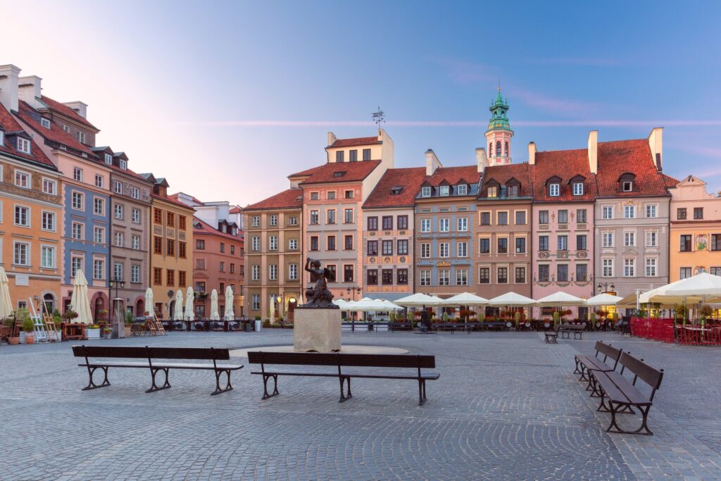 Der Marktplatz Rynek Starego Miasta in der Warschauer Old Town mit den bunten Bürgerhäusern