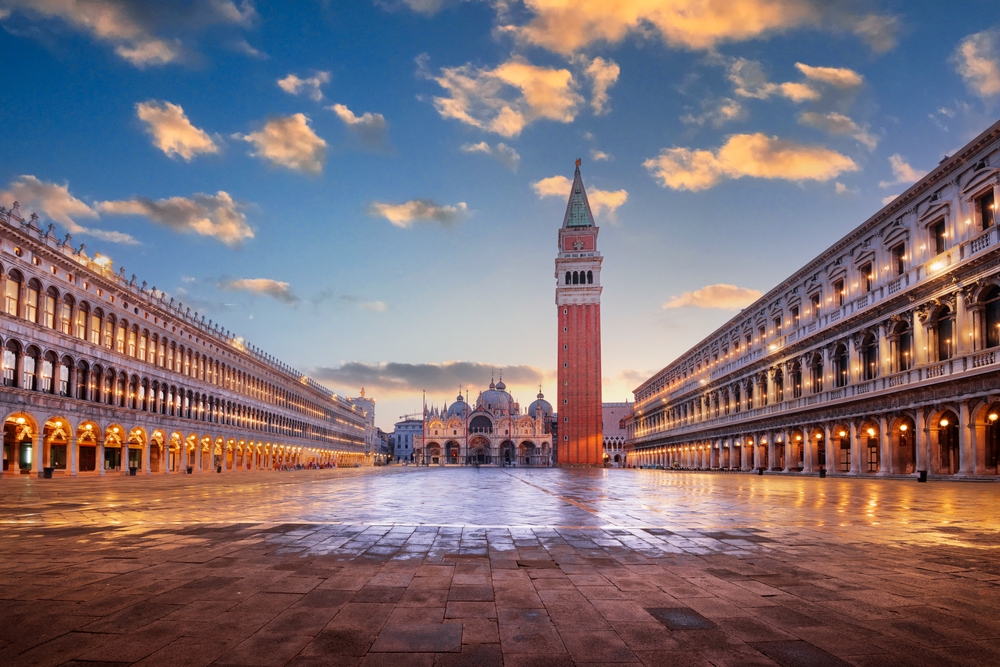 Der Markusplatz in Venedig mit dem Markusdom und dem Glockenturm in der Abenddämmerung