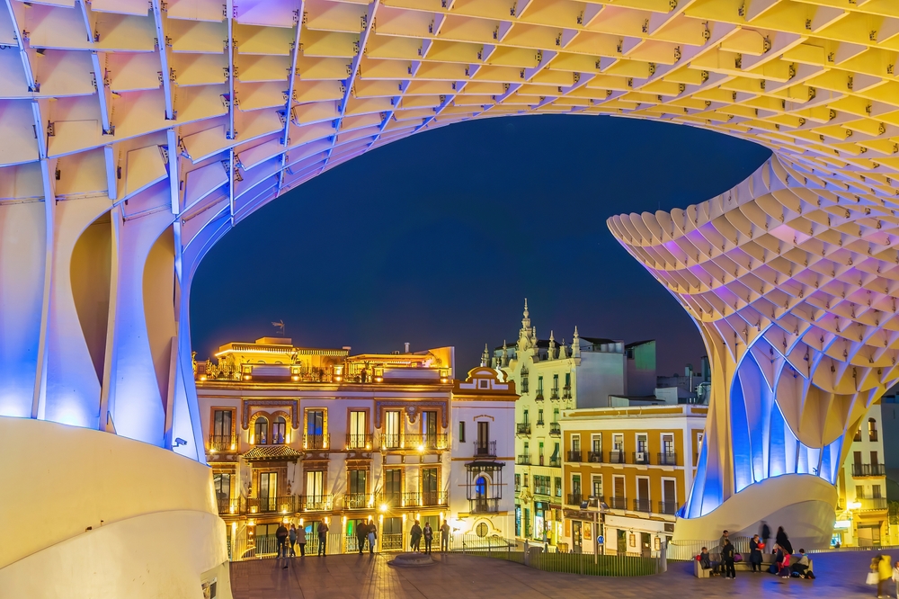 Die Holzkonstruktion Metropol Parasol mit der Skyline von Sevilla
