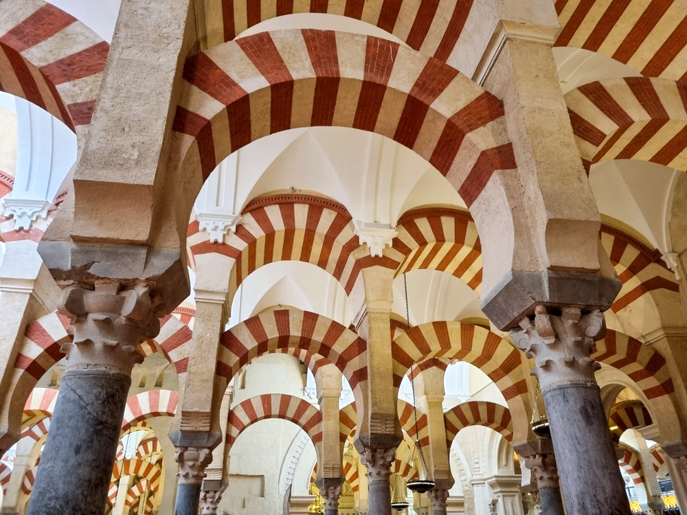 Bögen und Säulen in der Mezquita in Córdoba
