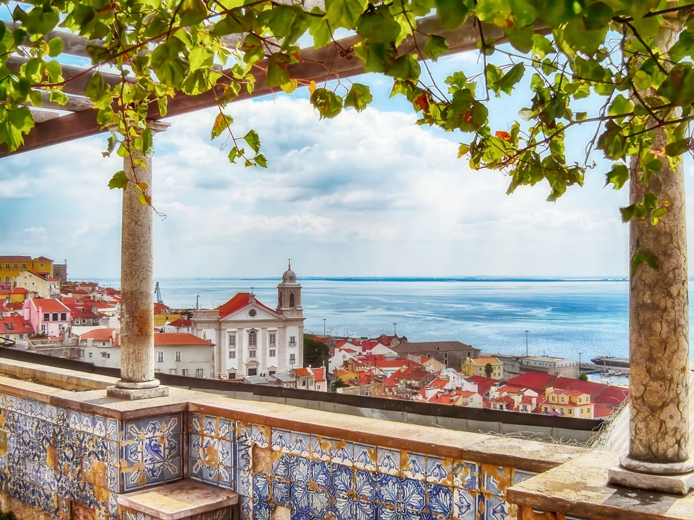 Blick vom Miradouro de Santa Luzia über Alfama und den Tejo in Lissabon