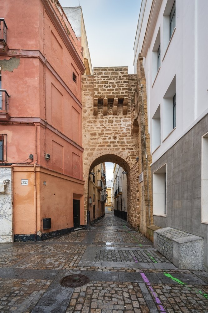 Das mittelalterliche Tor Arco de la Rosa im Viertel El Pópulo in Cádiz