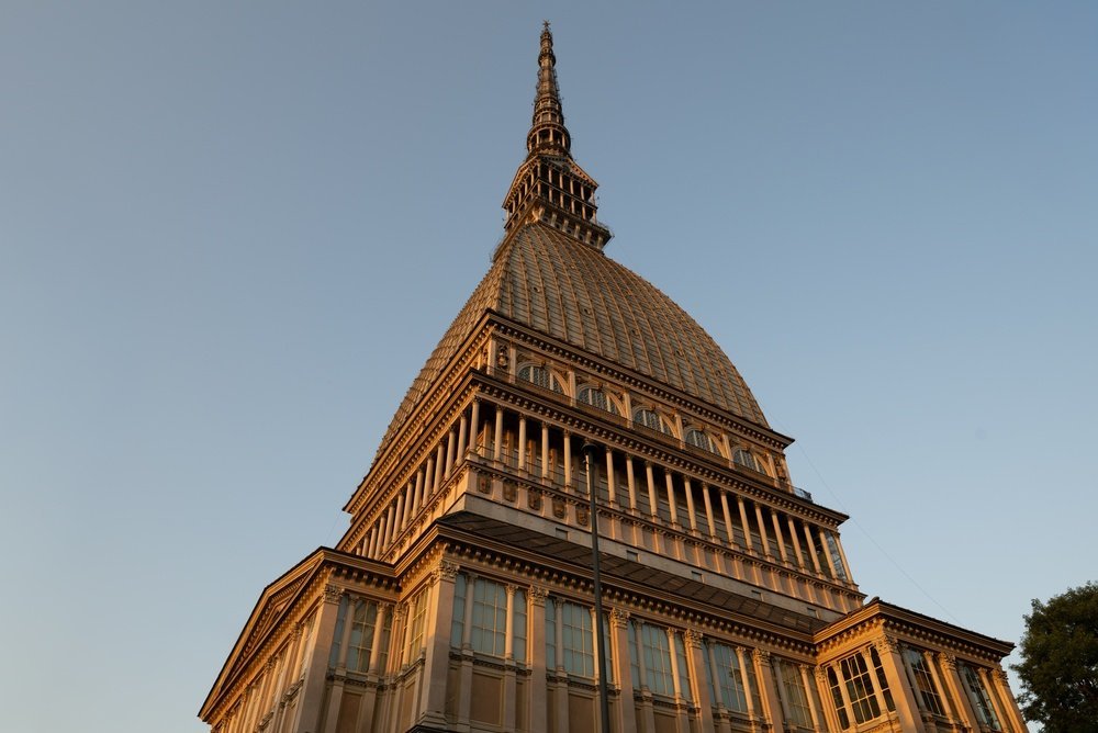 Die Mole Antonelliana von der Straße aus gesehen in Turin