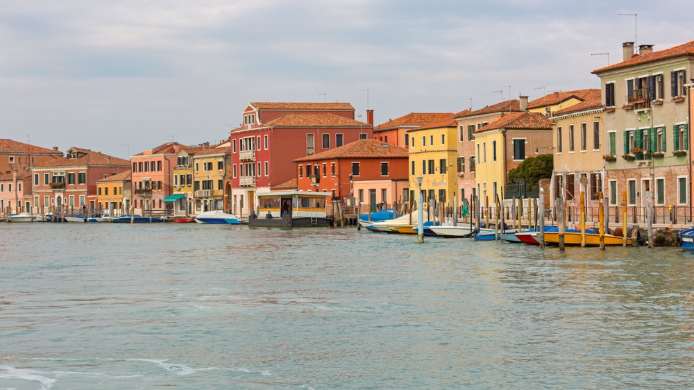 Bunte Häuser an einem Kanal auf Murano bei Venedig