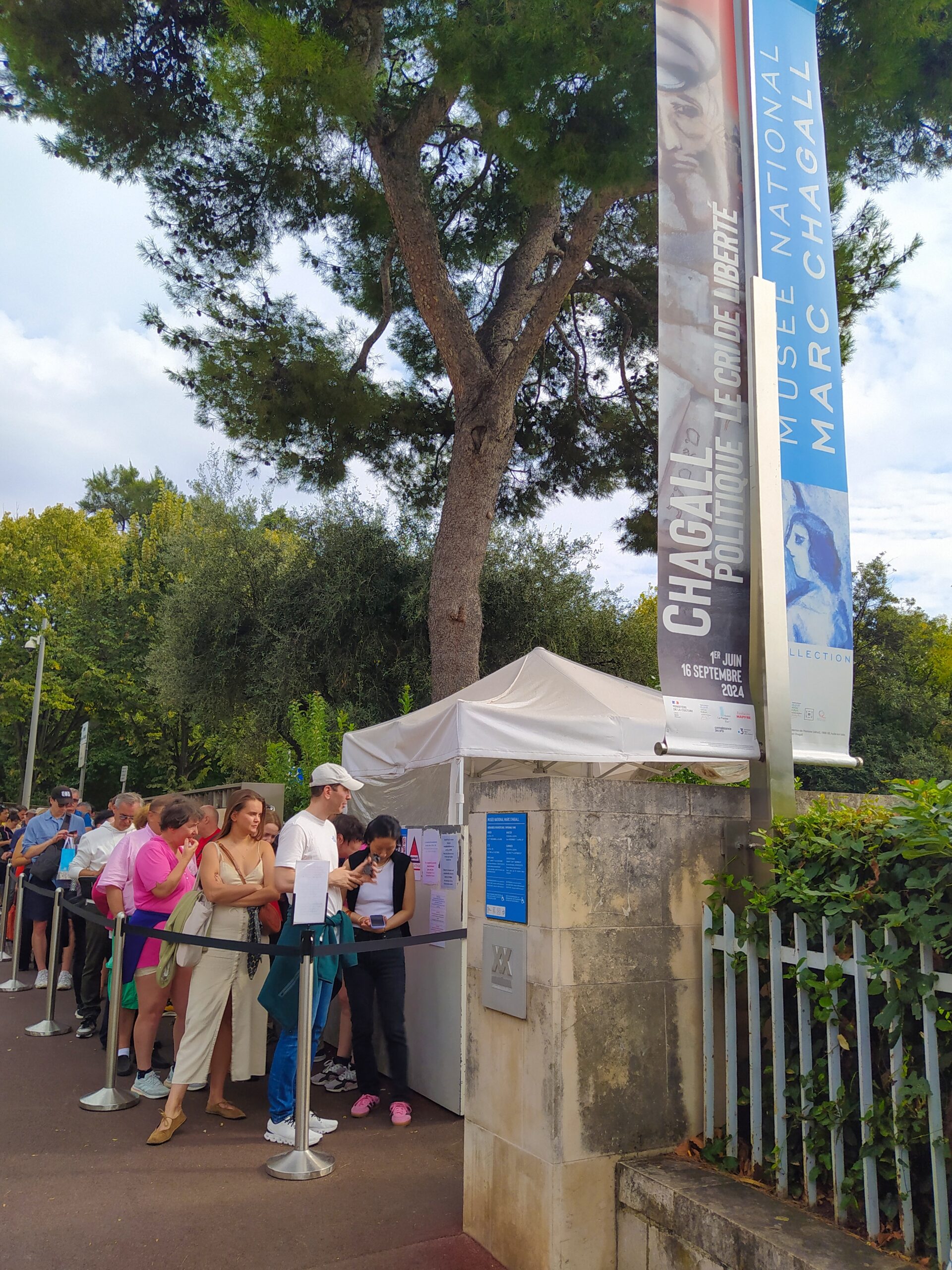 Der Eingang zum Musée National Marc Chagall in Nizza
