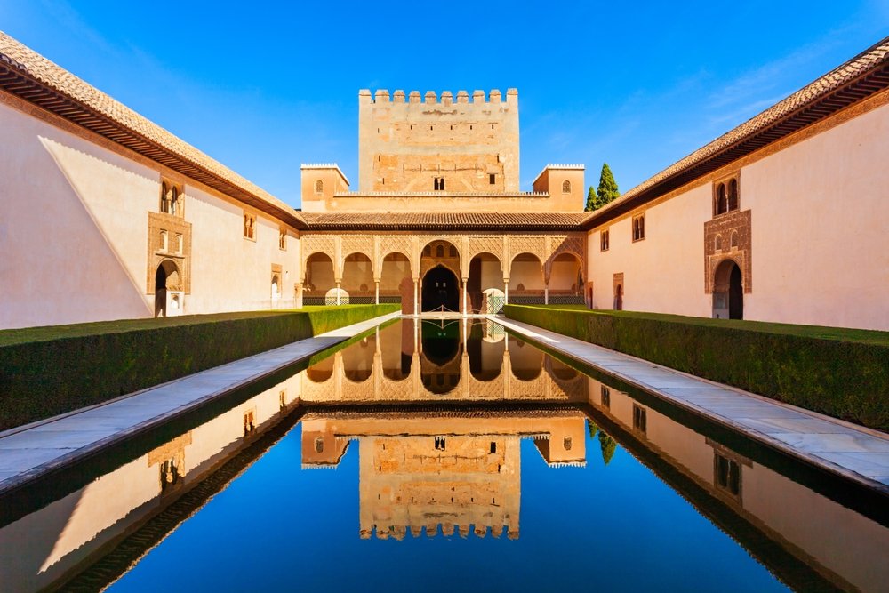 Der Myrtenhof im Comares-Palast der Alhambra in Granada