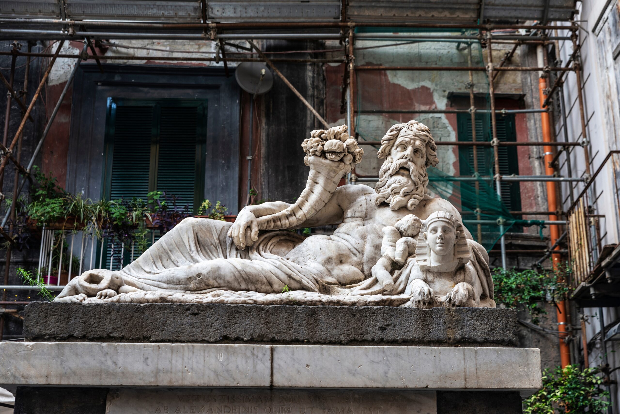 Die Statue des Flussgottes Nil an der Spaccanapoli in Neapel