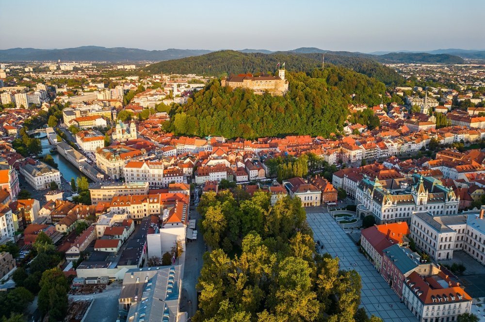 Die Old Town von Ljubljana mit der Burg auf dem Hügel und der Ljubljanica