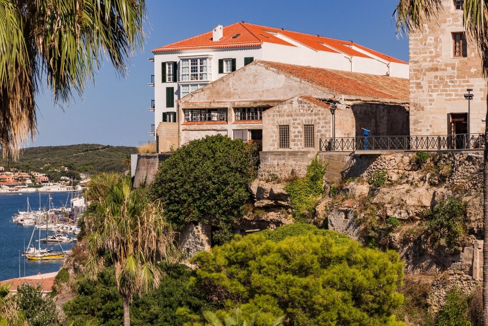 Die Old Town von Mahón und der Naturhafen auf Menorca