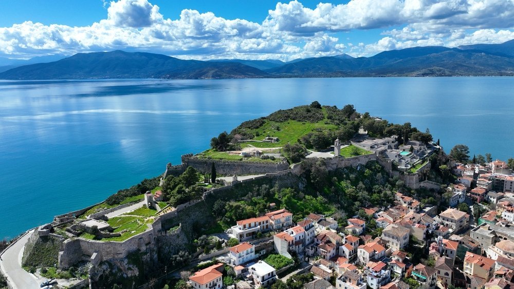 Die Old Town von Nafplio und die Festung Akronafplia aus der Luft