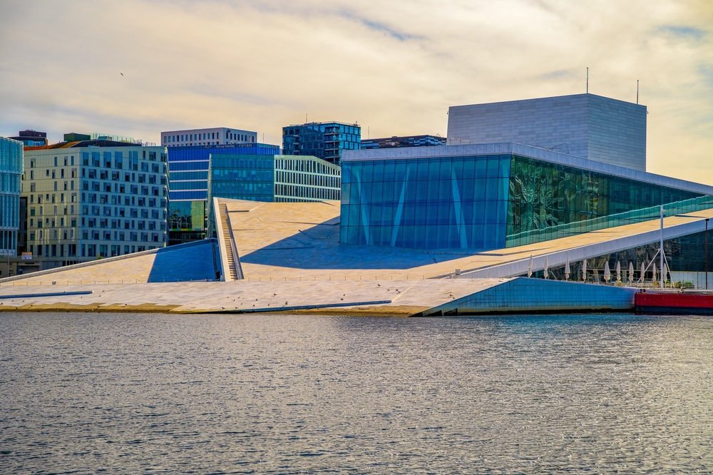 Das Opernhaus in Bjørvika in Oslo mit dem schrägen Marmordach, das zum Fjord hin abfällt