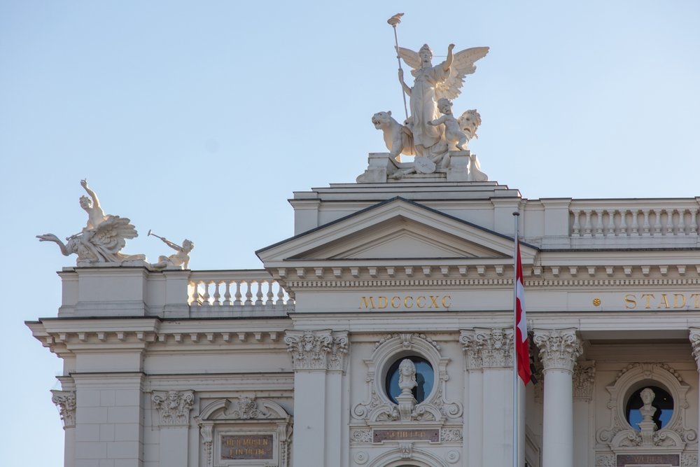 Opernhaus Zürich vom Sechseläutenplatz aus gesehen