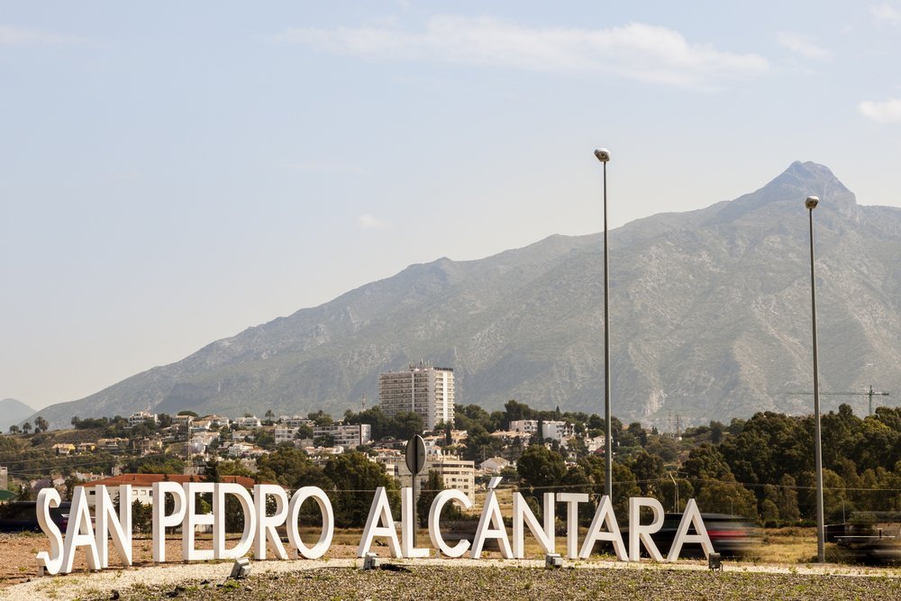 Ortsschild an der Einfahrt nach San Pedro de Alcántara mit dem Berg La Concha