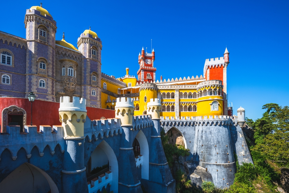 Palácio da Pena auf einem Hügel in Sintra
