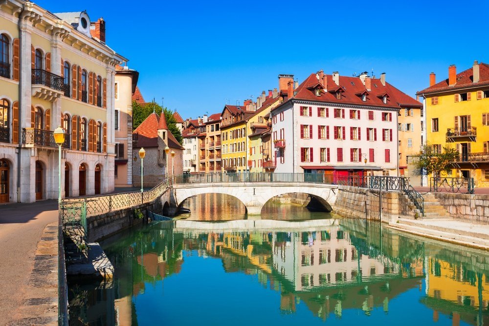 Palais de l'Isle im Thiou-Kanal in der Old Town von Annecy, von der Pont Perrière aus gesehen