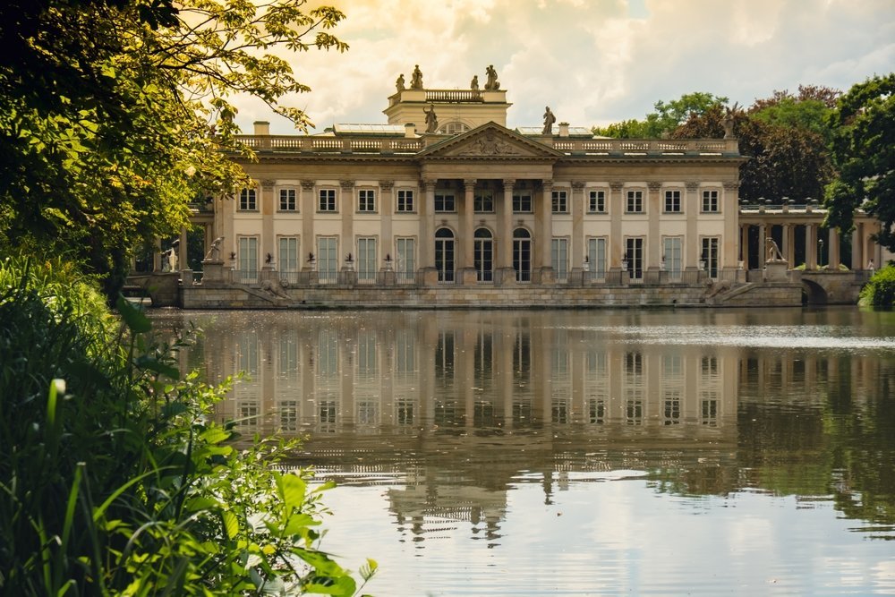 Der Palast auf der Insel im Łazienki-Park in Warschau
