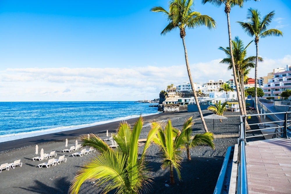 Palmenpromenade und Strand mit schwarzem Sand in Puerto Naos auf La Palma