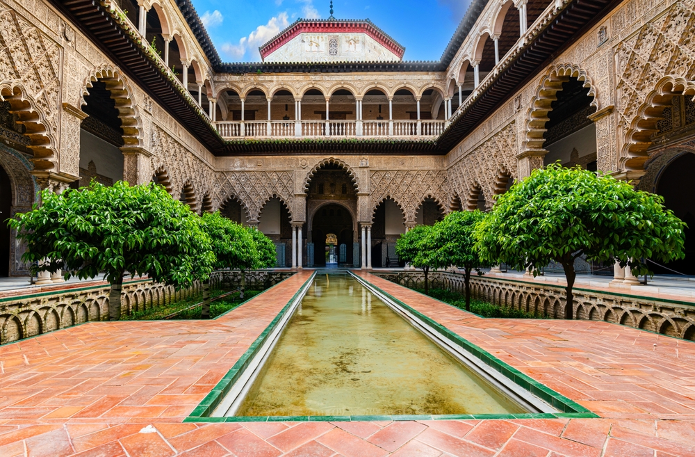 Der Patio de las Doncellas, der Hof der Jungfrauen, im Real Alcázar in Sevilla