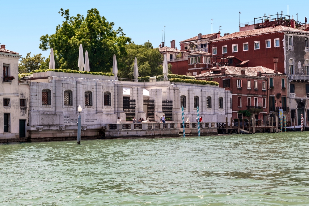 Die Peggy Guggenheim Collection im Palazzo Venier dei Leoni am Canal Grande in Venedig