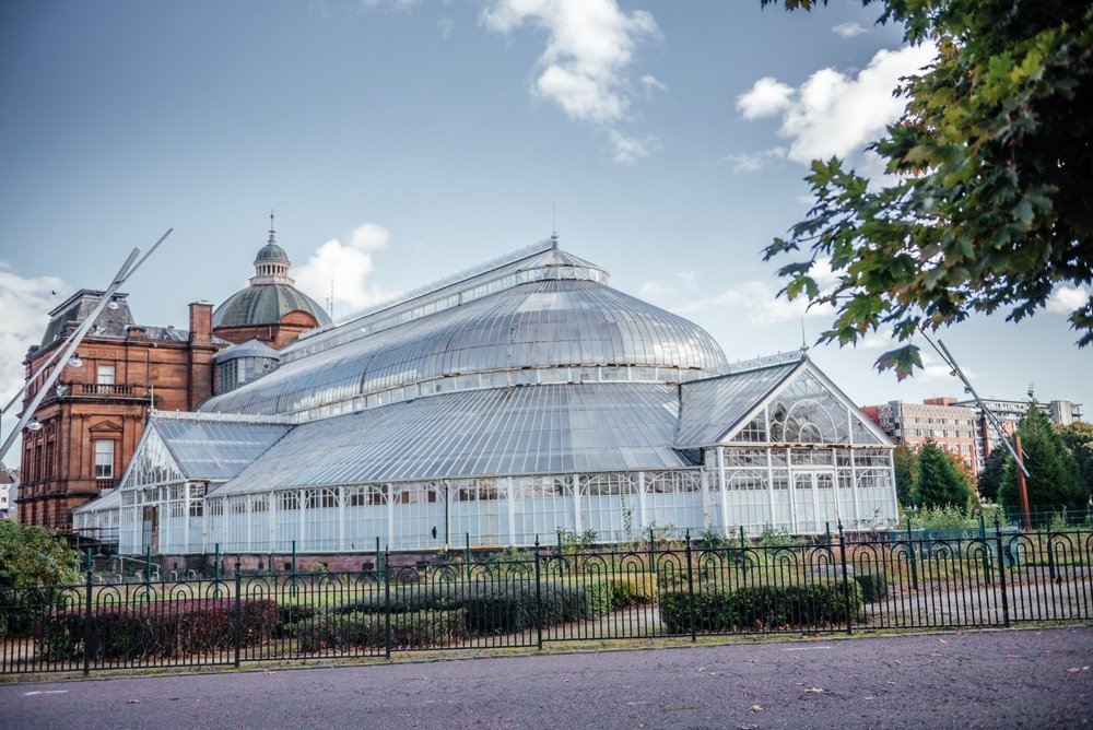 People's Palace und das Gewächshaus Winter Gardens im Park Glasgow Green