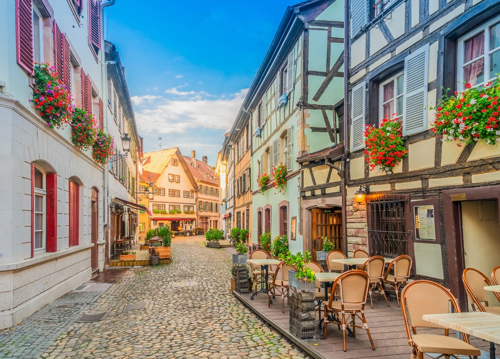 Gasse mit Fachwerkhäusern im mittelalterlichen Viertel Petite France in Straßburg