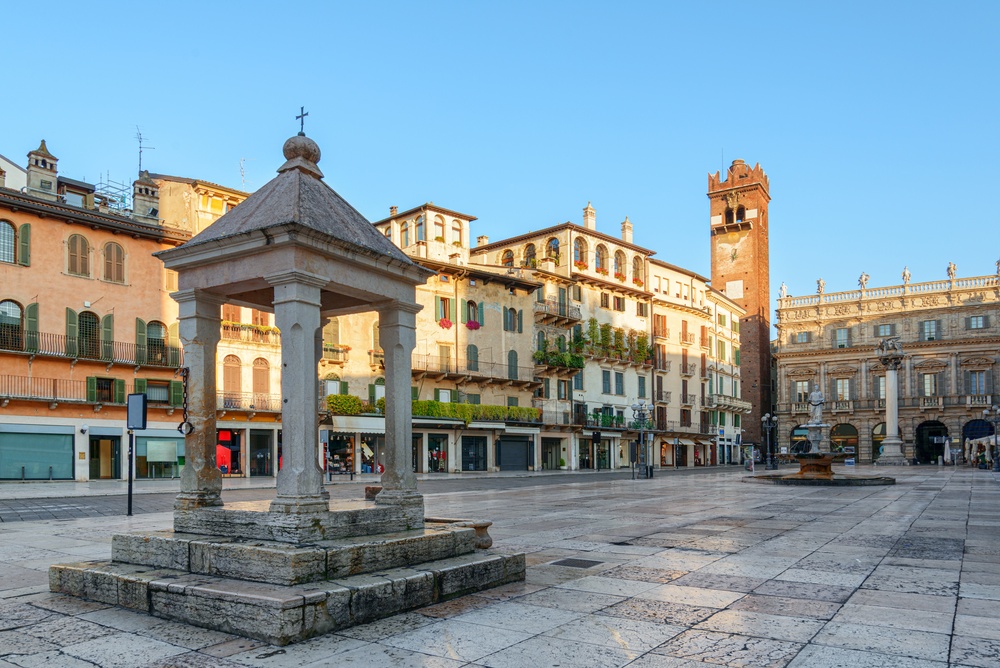 Die Piazza delle Erbe in der Altstadt von Verona mit den alten Palästen rund um den Platz