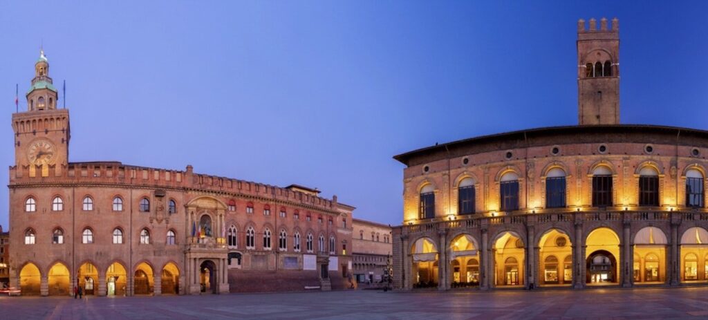 Piazza Maggiore mit Palazzo d'Accursio und Palazzo del Podestà in Bologna am Abend