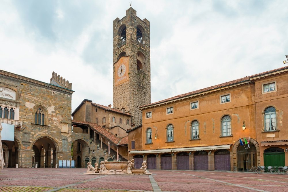 Piazza Vecchia und der Glockenturm Campanone in der Città Alta von Bergamo