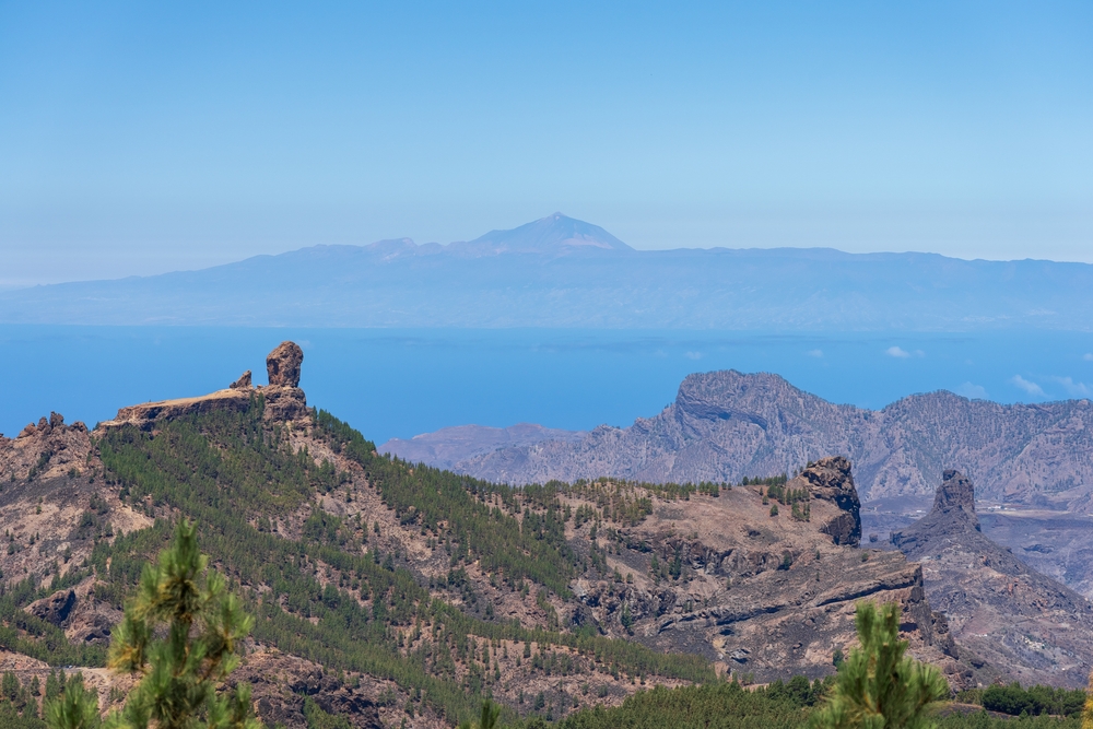Blick vom Pico de las Nieves über die Berglandschaft zum Roque Nublo auf Gran Canaria