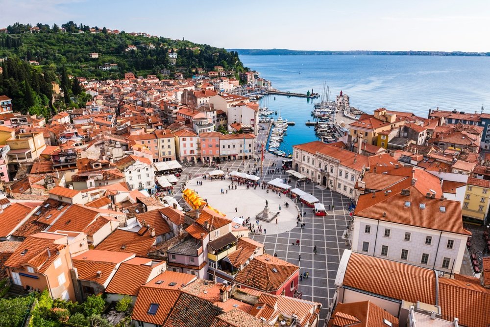 Piran und der Tartini-Platz vom Glockenturm St. Georg aus gesehen, dahinter die Adria