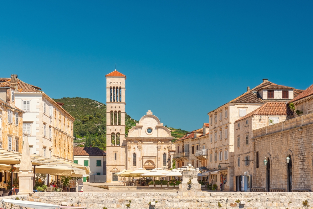 Der Platz Pjaca mit der Kathedrale des heiligen Stephanus in der Altstadt von Hvar-Stadt